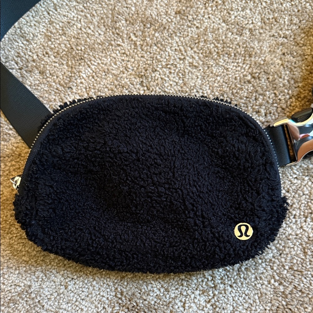 lululemon Black Fleece Belt Bag - Picture 2 of 7
